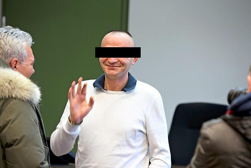 Vor Prozessbeginn: Der Angeklagte (mit Dolmetscher) grüßt seine Angehörigen.