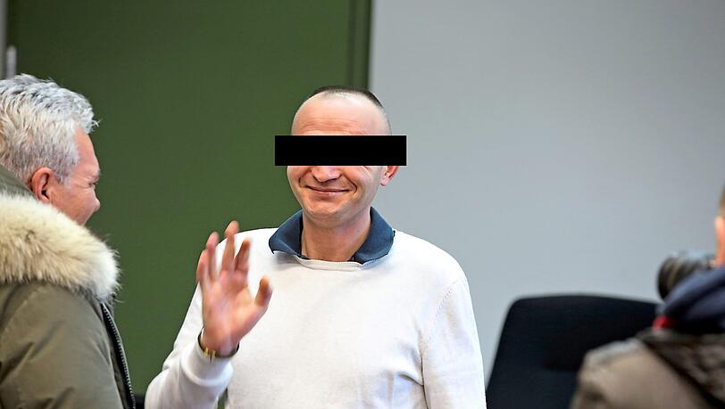Vor Prozessbeginn: Der Angeklagte (mit Dolmetscher) grüßt seine Angehörigen. Vor Prozessbeginn: Der Angeklagte (mit Dolmetscher) grüßt seine Angehörigen.