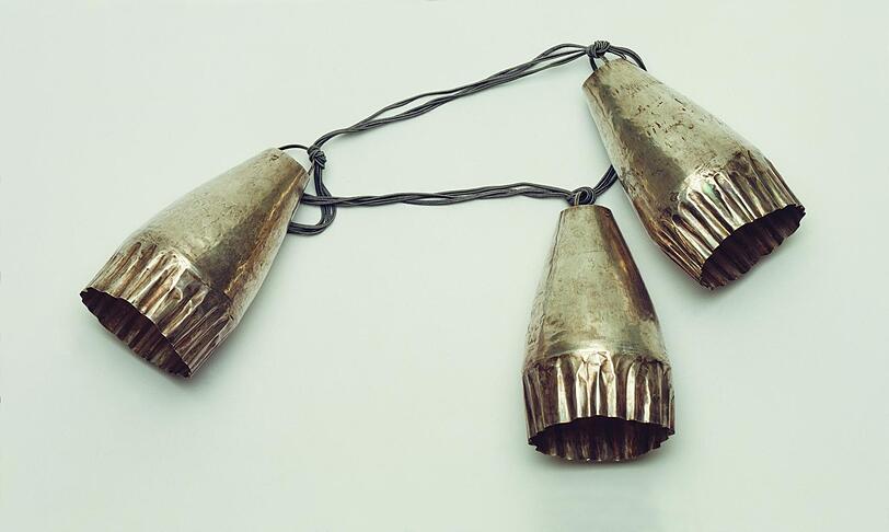 In der Ausstellung wird edler Schmuck in Gold gezeigt.