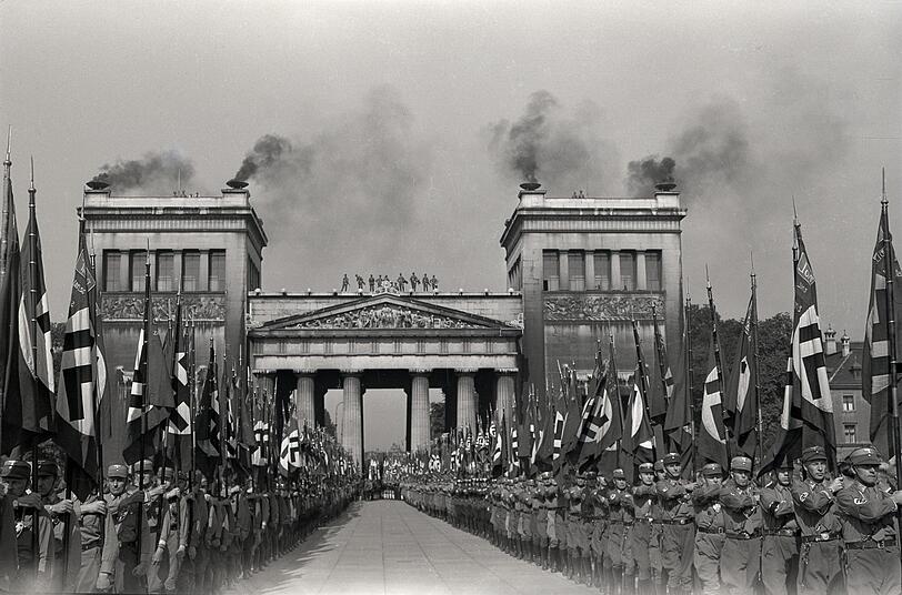 Ein SA-Aufmarsch am Königsplatz. Die Nazis nutzen den Platz oft und gerne für ihre pompösen Inszenierungen
