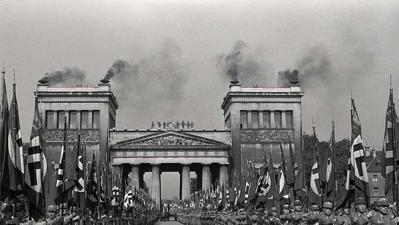 Ein SA-Aufmarsch am Königsplatz. Die Nazis nutzen den Platz oft und gerne für ihre pompösen Inszenierungen Ein SA-Aufmarsch am Königsplatz. Die Nazis nutzen den Platz oft und gerne für ihre pompösen Inszenierungen
