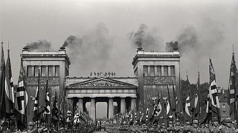 Ein SA-Aufmarsch am Königsplatz. Die Nazis nutzen den Platz oft und gerne für ihre pompösen Inszenierungen