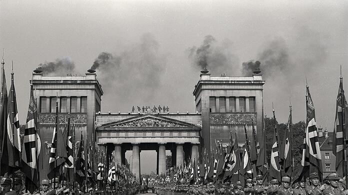 Ein SA-Aufmarsch am Königsplatz. Die Nazis nutzen den Platz oft und gerne für ihre pompösen Inszenierungen