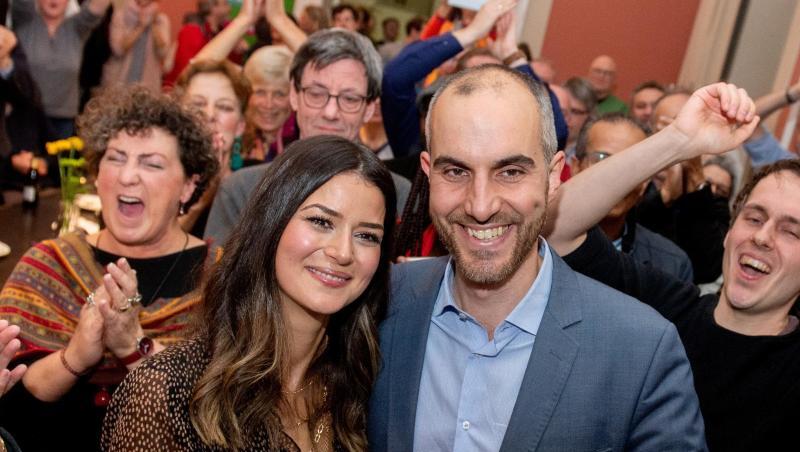 Belit Onay (Bündnis 90/Die Grünen), Spitzenkandidat bei der Oberbürgermeisterwahl, freut sich mit seiner Frau Derya (l) und seinen Unterstützern nach Bekanntgabe der Wahlergebnisse. Belit Onay (Bündnis 90/Die Grünen), Spitzenkandidat bei der Oberbürgermeisterwahl, freut sich mit seiner Frau Derya (l) und seinen Unterstützern nach Bekanntgabe der Wahlergebnisse.
