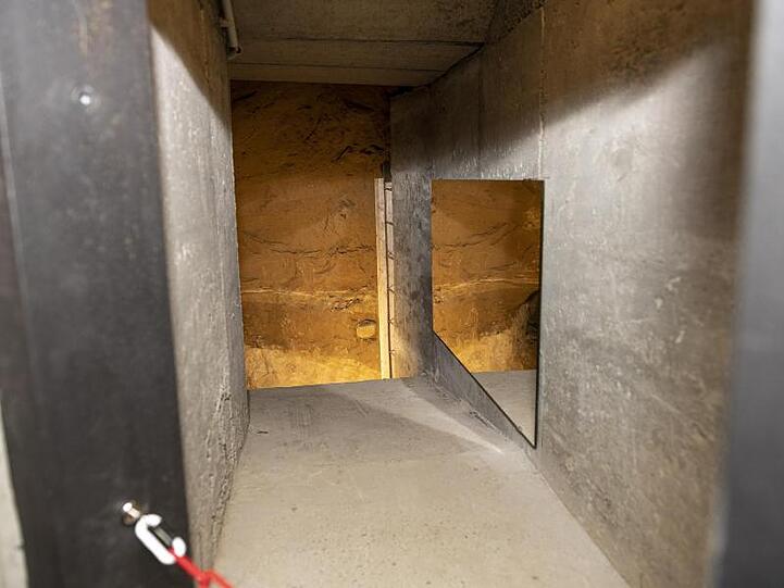 Blick in einen originalen Fluchttunnel an der Bernauer Straße in Berlin.