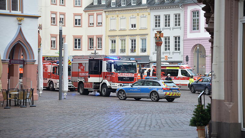 Einsatzkräfte von Polizei und Feuerwehr nahe der Trierer Fußgängerzone. Einsatzkräfte von Polizei und Feuerwehr nahe der Trierer Fußgängerzone.
