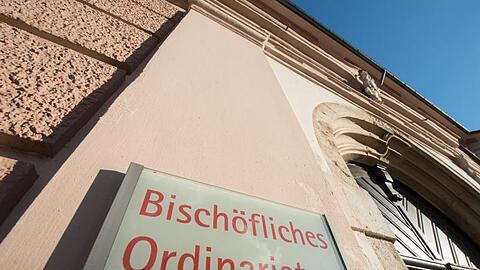 "Bischöfliches Ordinariat" steht auf einem Schild der Diözese Eichstätt.