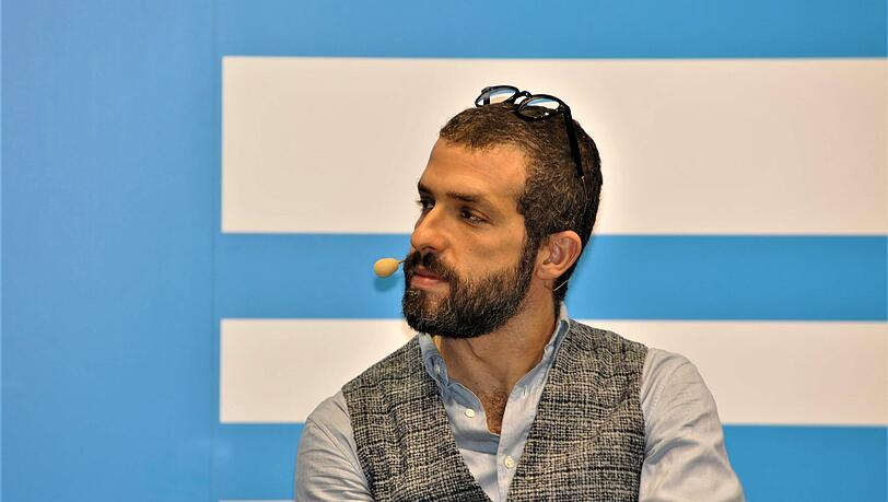 Omer Meir Wellber ist ein Dirigent aus Israel. Omer Meir Wellber ist ein Dirigent aus Israel.