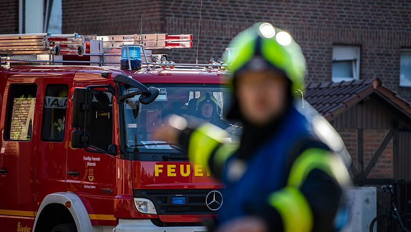 Ein Fahrzeug der Feuerwehr fährt an dem Einsatzort vor und wird vom Wehrführer eingewiesen.
