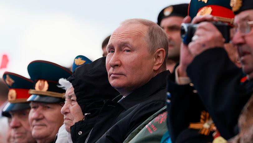 "Er (...) führt Russland in den Abgrund": Zwei Redakteure haben scharfe Kritik an Präsident Putin geübt - und müssen nun wohl nicht nur um ihre Jobs bangen.
