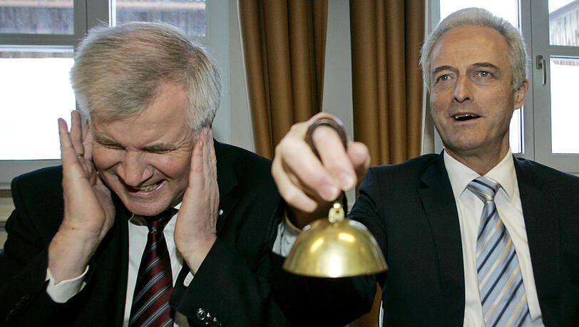 Autsch! Bei Peter Ramsauers geklingel schmerzen Horst Seehofer die Ohren. Autsch! Bei Peter Ramsauers geklingel schmerzen Horst Seehofer die Ohren.