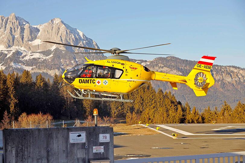 Ein Rettungshubschrauber bricht in Tirol zum Einsatz auf. Ein Rettungshubschrauber bricht in Tirol zum Einsatz auf.