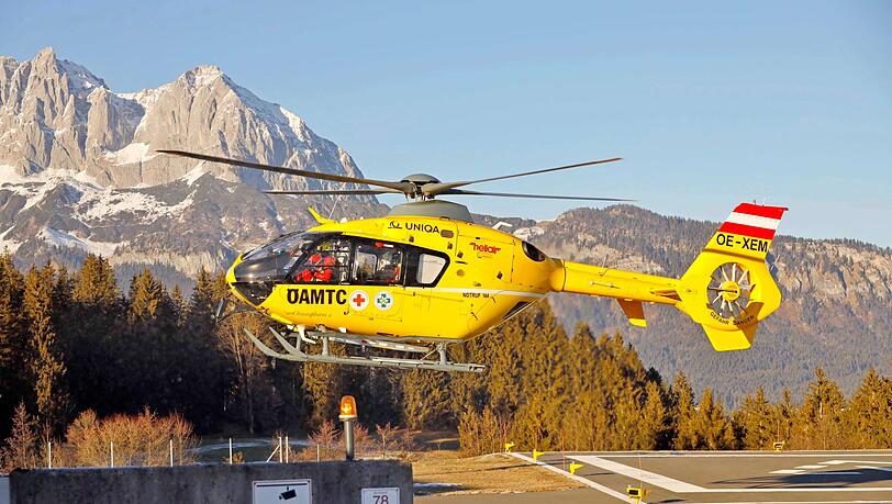 Ein Rettungshubschrauber bricht in Tirol zum Einsatz auf. Ein Rettungshubschrauber bricht in Tirol zum Einsatz auf.