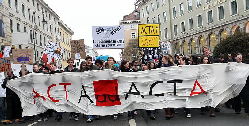 Affige Kostüme, witzige Plakate und viele Masken: Die Bilder von der Anti-ACTA-Demo in München