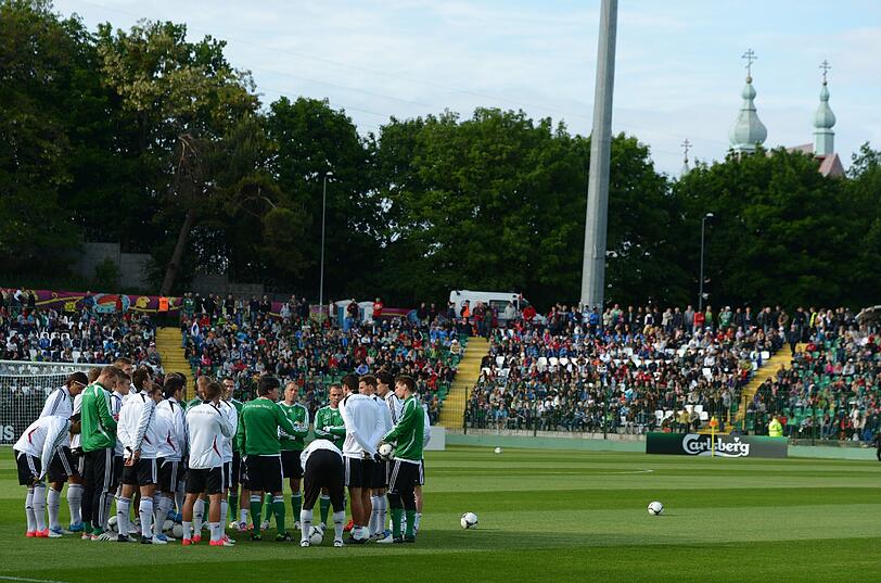 Die DFB-Elf trainiert im Lechia-Stadion und 11.000 Fans jubeln. Ein rauschender Empfang für Jogis Jungs. Die Bilder