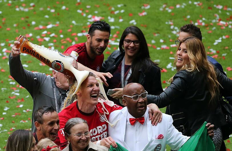 Konfetti, Bierduschen und Meisterschale: Die besten Bilder von der Bayern-Party aus der Allianz Arena!