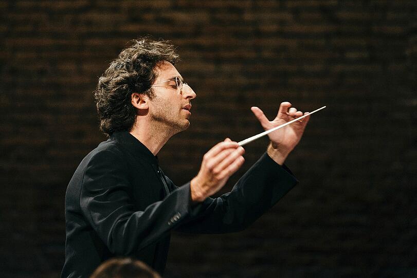 Der Dirigent Daniel Grossmann.