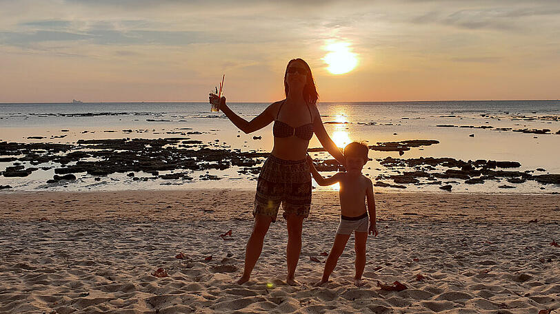 Carolina Meyer und Leandro genießen den Sonnenuntergang auf Koh Lanta in Thailand.