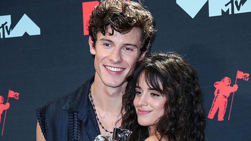 Gerüchten zufolge sollen Shawn Mendes und Duett-Partnerin Camila Cabello ein Paar sein. Gerüchten zufolge sollen Shawn Mendes und Duett-Partnerin Camila Cabello ein Paar sein.