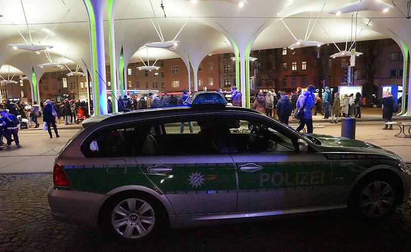 Bilder vom Polizei- und Feuerwehreinsatz an der Münchner Freiheit...