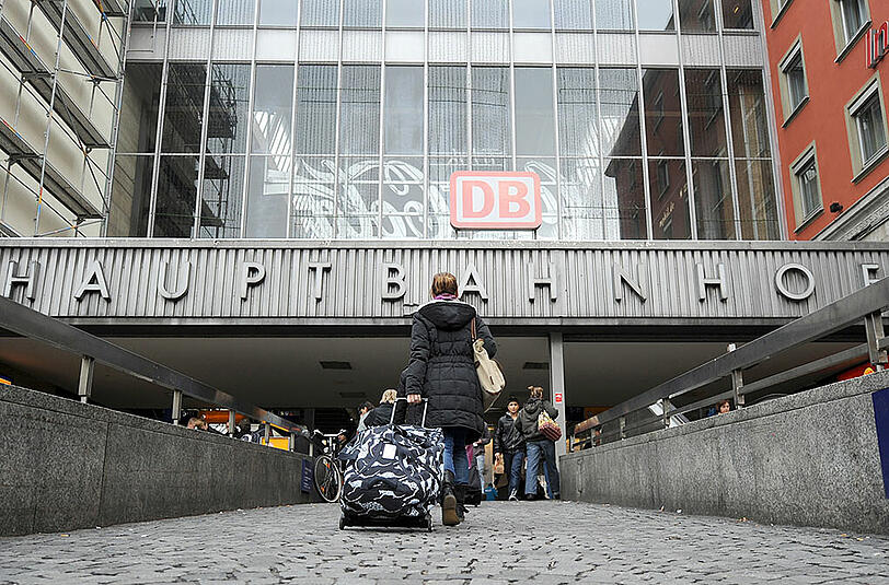 Auf dem Vorplatz des Münchner Hauptbahnhofs gerieten die beiden Gruppierungen aneinander. (Archivbild)