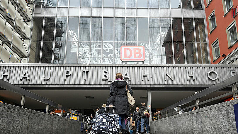 Auf dem Vorplatz des Münchner Hauptbahnhofs gerieten die beiden Gruppierungen aneinander. (Archivbild) Auf dem Vorplatz des Münchner Hauptbahnhofs gerieten die beiden Gruppierungen aneinander. (Archivbild)