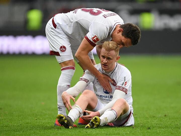 Nürnbergs Georg Margreitter (l) tröstet seinen Mitspieler Sebastian Kerk nach der Niederlage.