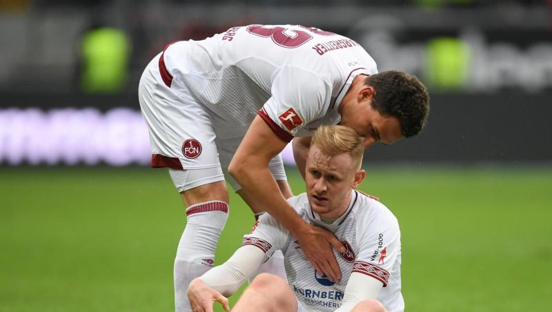 Nürnbergs Georg Margreitter (l) tröstet seinen Mitspieler Sebastian Kerk nach der Niederlage. Nürnbergs Georg Margreitter (l) tröstet seinen Mitspieler Sebastian Kerk nach der Niederlage.