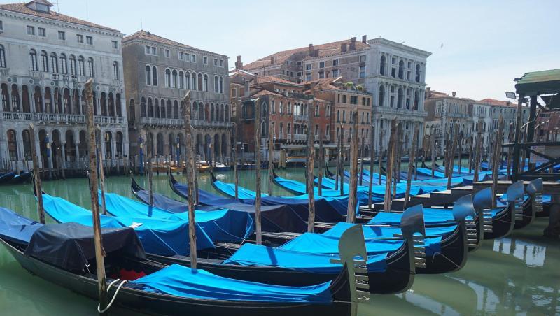 Gondeln sind auf dem Canal Grande an Holzpfählen festgemacht. Gondeln sind auf dem Canal Grande an Holzpfählen festgemacht.
