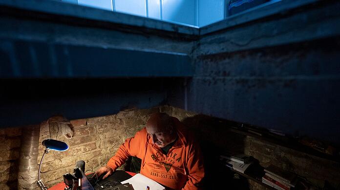 Mykhailo Spodarets, Professor für ukrainische Literatur, gibt eine Online-Lektion im Keller  seines Hauses in Charkiw.