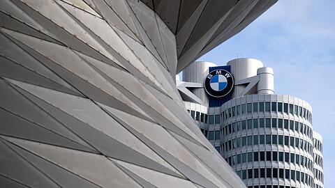 Das BMW-Logo von an der Münchner Firmenzentrale.