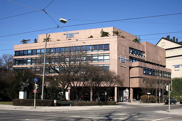 So wird es auf Höhe der Maximilianstraße 53 nicht mehr lange aussehen: Der Bau aus den frühen 70er Jahren wird abgerissen.