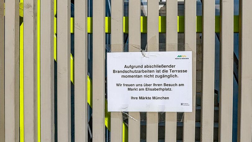 Leider sieben Monate nach der Markt-Eröffnung immer noch geschlossen: die Aufgänge zu den den beiden neuen Dachterrassen auf den Marktgebäuden. Leider sieben Monate nach der Markt-Eröffnung immer noch geschlossen: die Aufgänge zu den den beiden neuen Dachterrassen auf den Marktgebäuden.