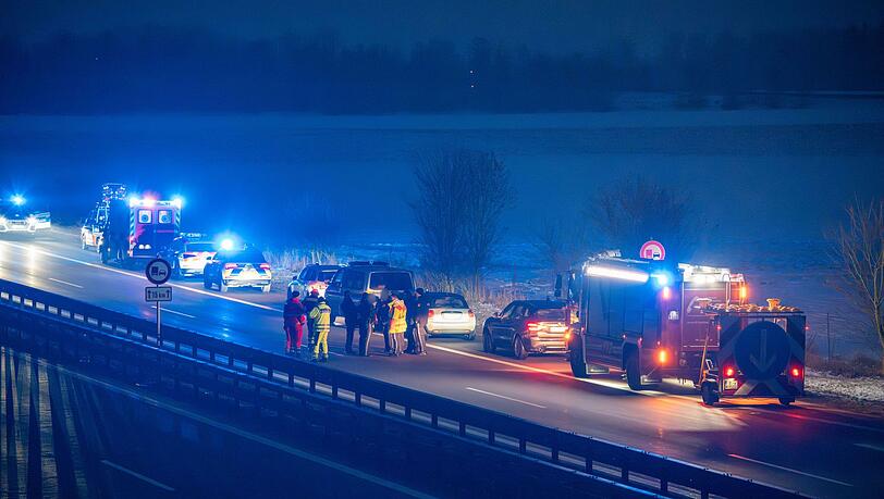 Die Polizei hat die A3 im Landkreis Regensburg in beide Richtungen gesperrt.