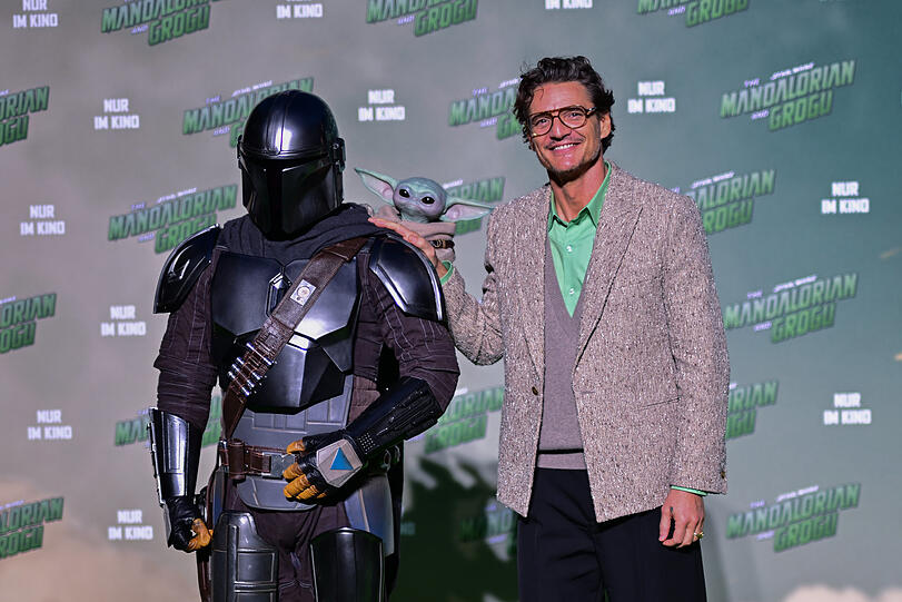 Pedro Pascal (r.) steht während eines Fan-Events für den Disney-Film „Star Wars: The Mandalorian and Grogu“ neben einem Cosplayer im Outfit seiner Rolle des Din Djarin (Spitzname: „Mando“). Pedro Pascal (r.) steht während eines Fan-Events für den Disney-Film „Star Wars: The Mandalorian and Grogu“ neben einem Cosplayer im Outfit seiner Rolle des Din Djarin (Spitzname: „Mando“).