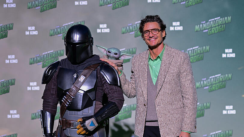 Pedro Pascal (r.) steht während eines Fan-Events für den Disney-Film "Star Wars: The Mandalorian and Grogu" neben einem Cosplayer im Outfit seiner Rolle des Din Djarin (Spitzname: "Mando"). Pedro Pascal (r.) steht während eines Fan-Events für den Disney-Film "Star Wars: The Mandalorian and Grogu" neben einem Cosplayer im Outfit seiner Rolle des Din Djarin (Spitzname: "Mando").