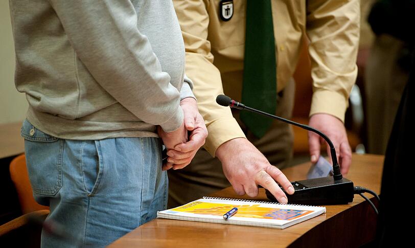 Der 51-jährige Angeklagte, Thomas S. (l), steht im Landgericht München II in München...