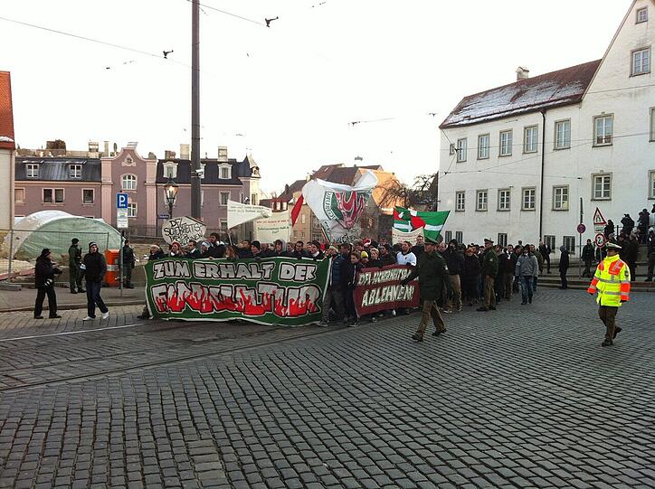 Bilder von der Demonstration in Augsburg gegen das neue DFL Sicherheitspapier, über das am 12.12 verhandelt werden soll.