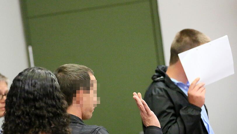 Räuberisches Trio auf der Anklagebank: Fred C., Paul und Petra K. (Namen geändert, v.r.) Räuberisches Trio auf der Anklagebank: Fred C., Paul und Petra K. (Namen geändert, v.r.)