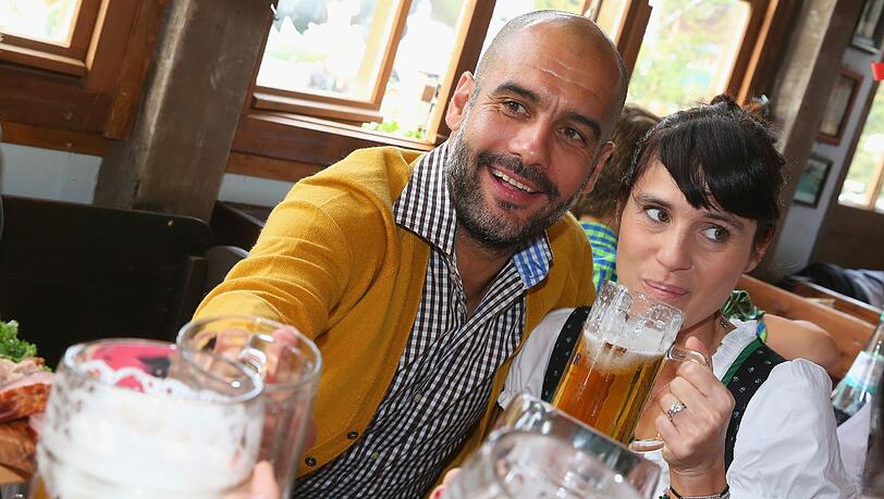 Auf eine schnelle Maß: Pep Guardiola war am Sonntag nur kurz auf der Wiesn. Auf eine schnelle Maß: Pep Guardiola war am Sonntag nur kurz auf der Wiesn.