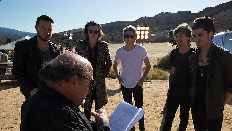 Beim Videodreh zu der neuen Single von One Direction hört alles auf das Kommando von Danny DeVito.