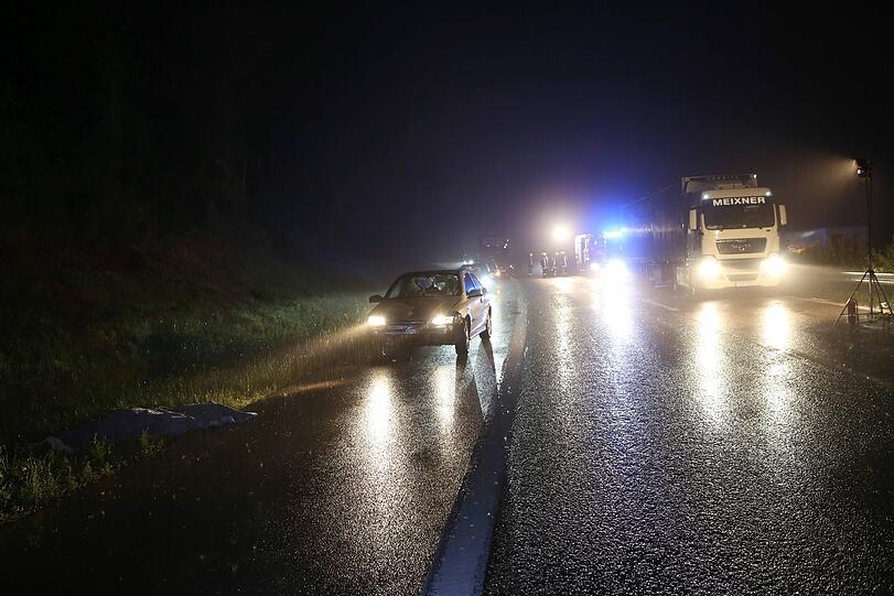 Der Sohn des Lkw-Fahrers musste mit ansehen, wie sein Fahrer überfahren wurde. Bilder vom Unfallort.