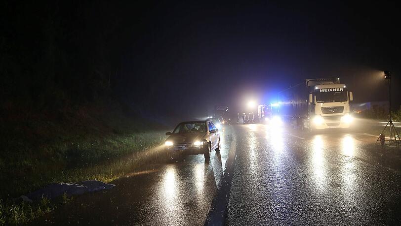Der Sohn des Lkw-Fahrers musste mit ansehen, wie sein Fahrer überfahren wurde. Bilder vom Unfallort. Der Sohn des Lkw-Fahrers musste mit ansehen, wie sein Fahrer überfahren wurde. Bilder vom Unfallort.