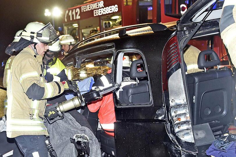 Horror-Crash auf der B304. Eine Frau wurde bei dem Unfall schwer verletzt.