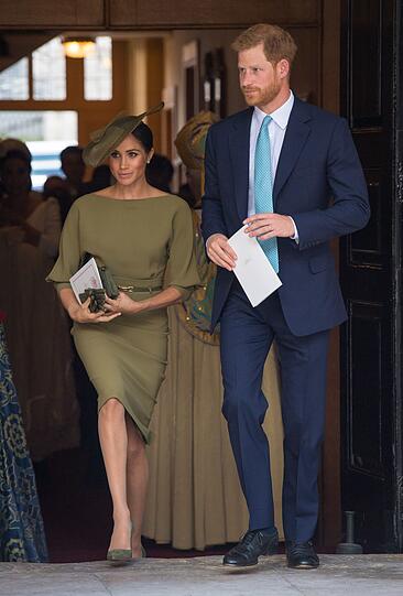 Herzogin Meghan kommt mit Prinz Harry nach der Taufe von Kate und Williams drittem Kind aus der Kapelle des St.-James's-Palasts in London. Der Sohn des künftigen Königspaares wurde auf den Namen Louis Arthur Charles getauft.