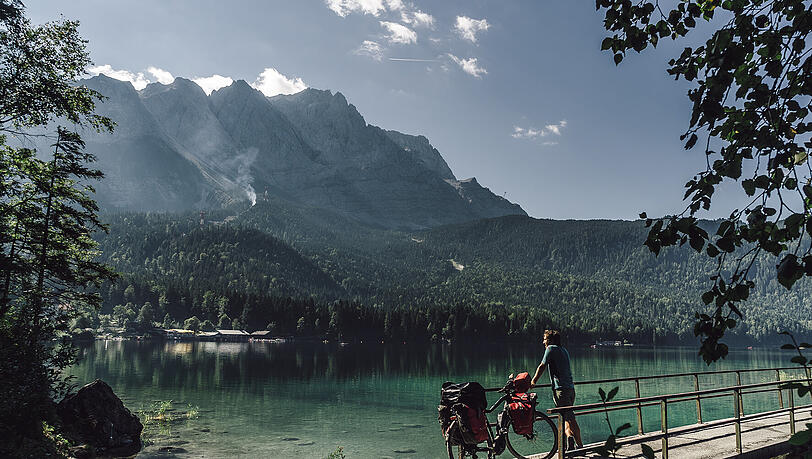 Abenteurer und Autor Maximilian Semsch mit seinem Fahrrad vor der Zugspitze. Abenteurer und Autor Maximilian Semsch mit seinem Fahrrad vor der Zugspitze.