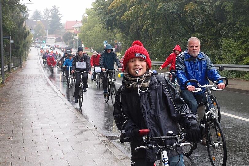 Trotz der lausigen Wetterbedingungen kamen fast 100 Demo-Radler zusammen.