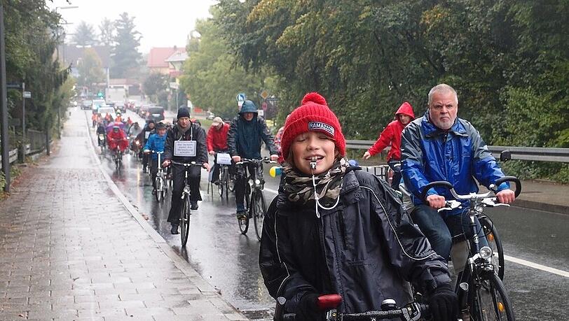 Trotz der lausigen Wetterbedingungen kamen fast 100 Demo-Radler zusammen. Trotz der lausigen Wetterbedingungen kamen fast 100 Demo-Radler zusammen.