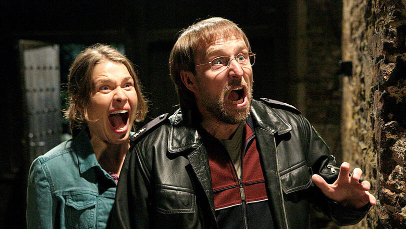 Dietmar Schäffer (Bjarne Mädel, r.) und Bärbel Schmied (Meike Droste, l.) haben vor Angst die Hosen voll. Dietmar Schäffer (Bjarne Mädel, r.) und Bärbel Schmied (Meike Droste, l.) haben vor Angst die Hosen voll.
