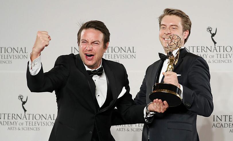 Gewinner Nummer 3: Regisseur Matthias Bitnner (L) und Produzent Paul Zischler mit dem Emmy für die beste Dokumentation mit "Krieg der Lügen"